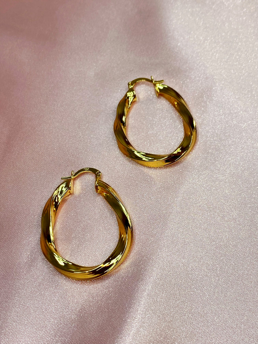 Mia Oval Hoops