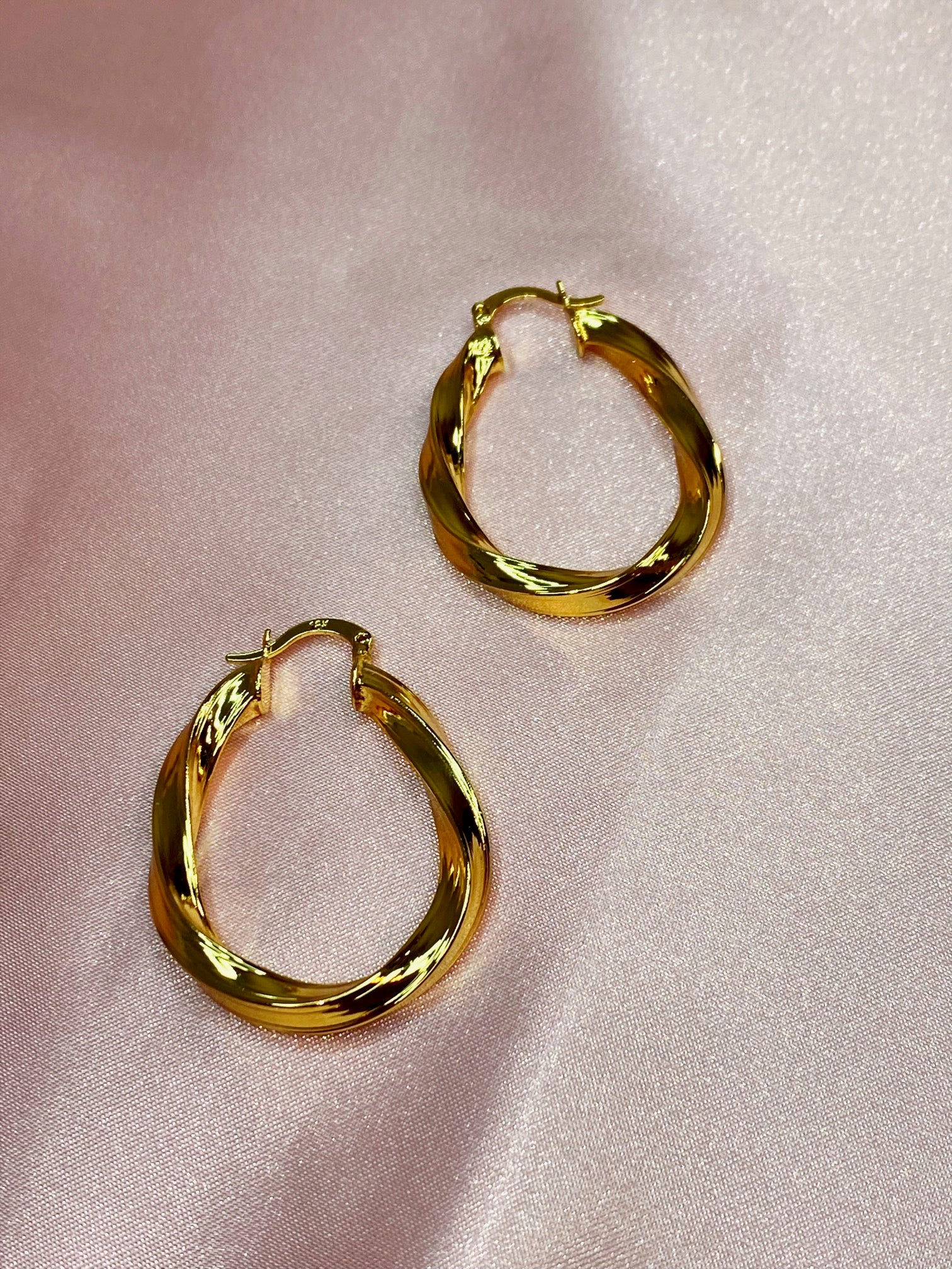 Mia Oval Hoops